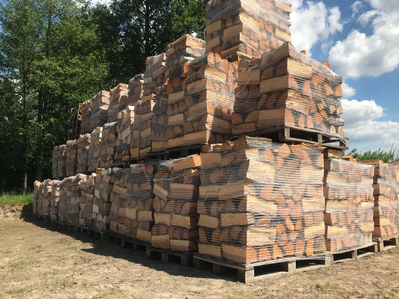 Bûches de bois sur palettes
